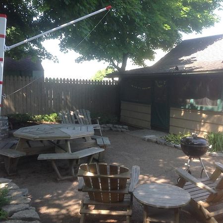 Wooden Boat Inn Clayton Bagian luar foto